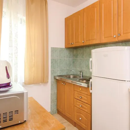 Apartamento 1 Bedroom Beach Front Apartment In Okrug Gornji *