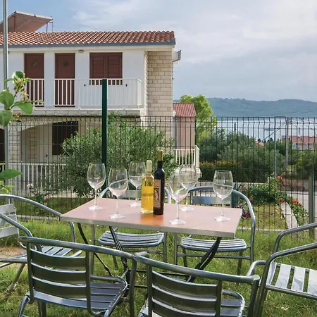 Apartamento 1 Bedroom Beach Front Apartment In Okrug Gornji Trogir