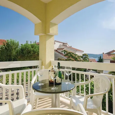 1 Bedroom Beach Front Apartment In Okrug Gornji