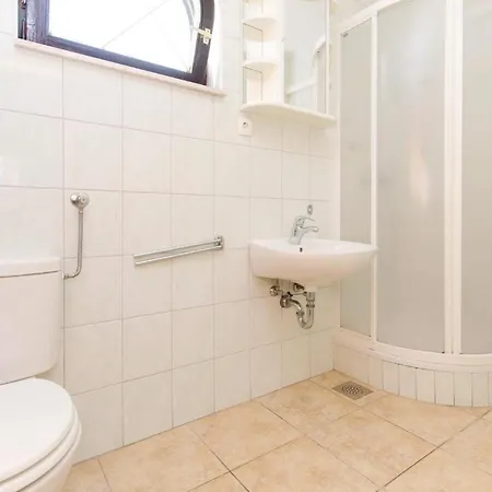 1 Bedroom Beach Front Apartment In Okrug Gornji Apartamento *