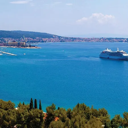 Apartamento 1 Bedroom Beach Front Apartment In Okrug Gornji Trogir