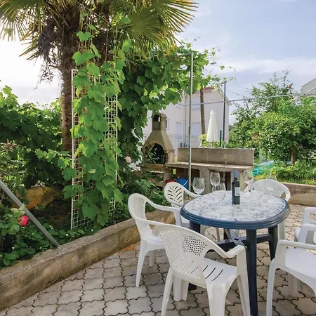 1 Bedroom Beach Front Apartment In Okrug Gornji Trogir