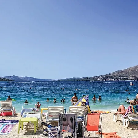 1 Bedroom Beach Front Apartment In Okrug Gornji