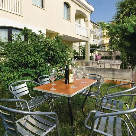 Apartamento 1 Bedroom Beach Front Apartment In Okrug Gornji *