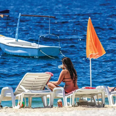 1 Bedroom Beach Front Apartment In Okrug Gornji