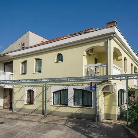 Apartamento 1 Bedroom Beach Front Apartment In Okrug Gornji Trogir